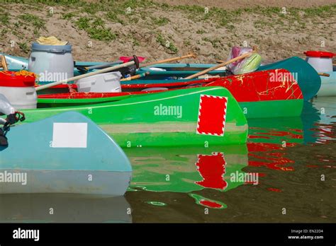 Empty Canoes Hi Res Stock Photography And Images Alamy