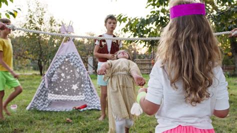 La Fiesta De Los Niños Cinco Niños Disfrazados De Indios Deportivas