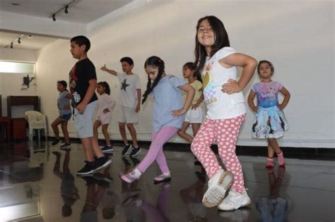 Cientos De Ni Os Se Divierten En Talleres De Educaci N Cultura Y