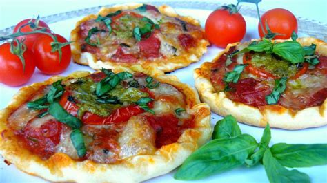 Mini pizza s mozzarellou rajčaty a pestem pazitka cz