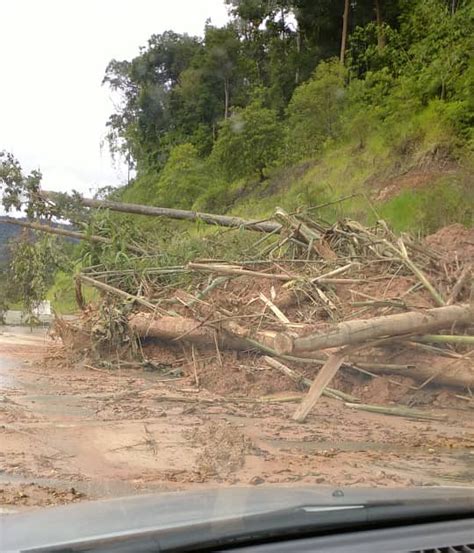 WARTAWAN RASMI LAMAN REFORMASI JALAN KE ULU TEMBELING HAMPIR TERPUTUS