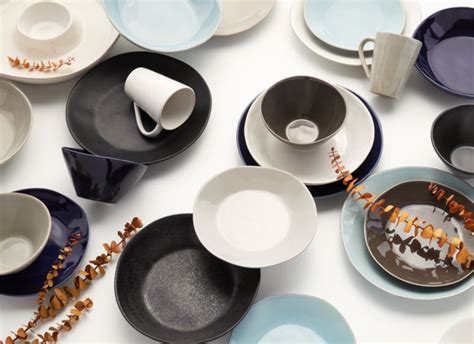 Modern Dinnerware Sets & Dish Sets | Crate & Barrel | Dinnerware set modern, Dinnerware ...