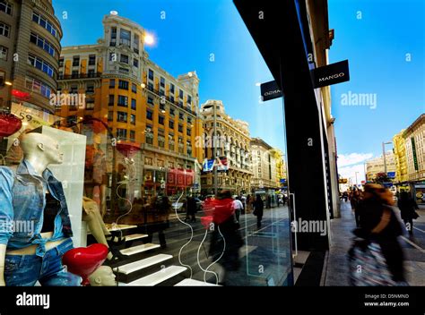 Maniquíes y reflexiones en una vitrina de una tienda en la avenida Gran