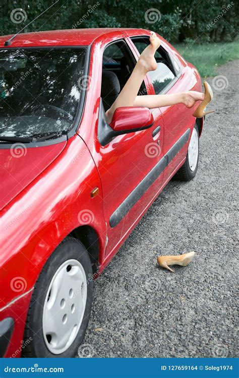 El Conductor De La Mujer Joven Que Descansaba En Un Coche Rojo Puso