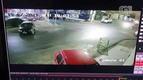 VÍDEO Carro atinge muro de concessionária após colisão em cruzamento