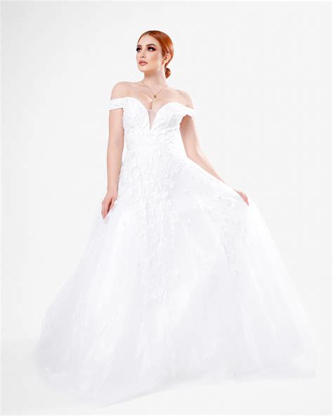 Vestido corte princesa con flores 3D