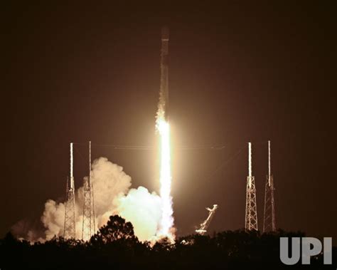 Photo Spacex Launches Starlink Satellites From Cape Canaveral Florida