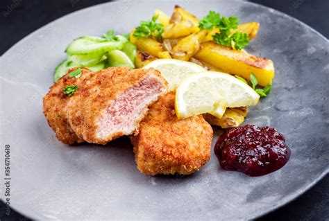 Traditionelles Frittiertes Wiener Schnitzel Von Kalb Mit Bratkartoffel