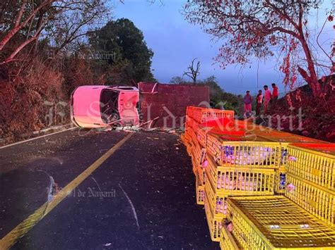 Vuelca Camioneta Cargada De Pollos En La Carretera Federal 200 El Sol