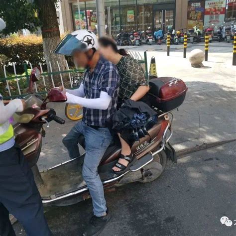 龙港街头，这些开电动车的被抓正着！违法头盔时间