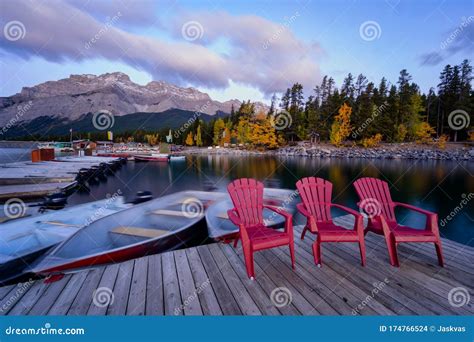 Jezioro Minnewanka Banff Alberta Kanada Miejsce Docelowe Podr Y