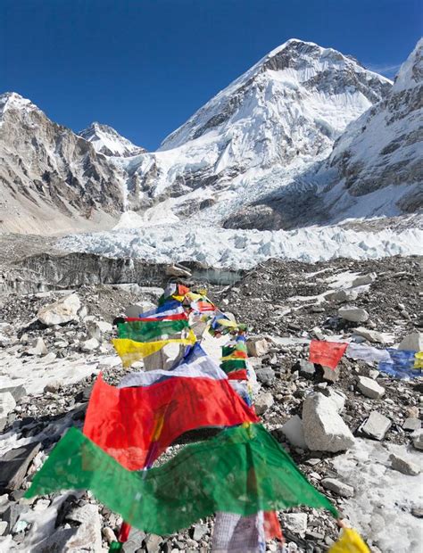 Campo Bajo Del Monte Everest Con Las Banderas Budistas Del Rezo Foto De