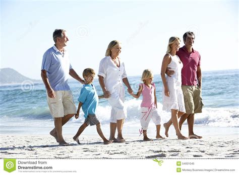 Familia De Tres Generaciones Que Recorre A Lo Largo De La Playa De