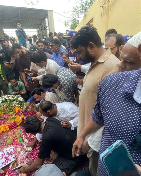 Legendary Artist Umer Sharif Laid To Rest In Abdullah Shah Ghazi