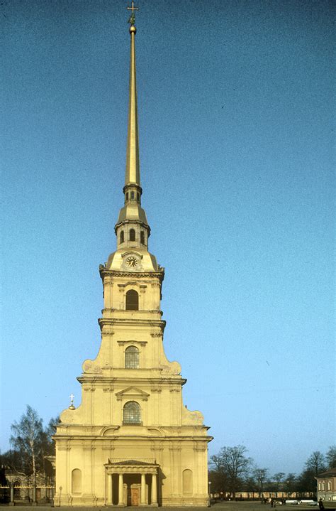 La Magica Guglia Della Cattedrale Dei Santi Pietro E Paolo Russia