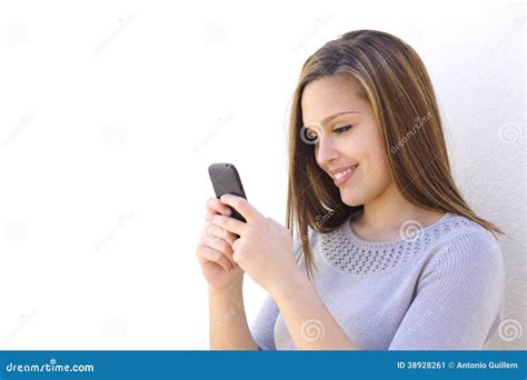 Mulher Feliz Que Texting Em Um Smartphone Imagem De Stock Imagem De