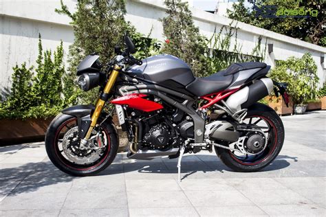 Soi naked bike Triumph Speed Triple màu xám mờ tại Hà Nội