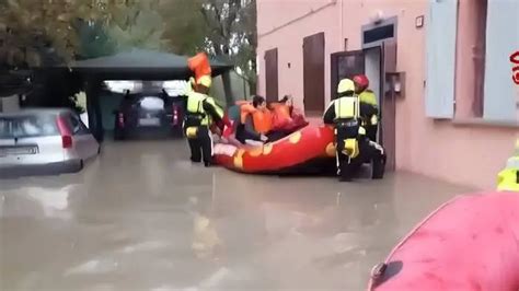 Reggio Crostolo E Canalazzo Rompono Gli Argini Centinaia Di Evacuati