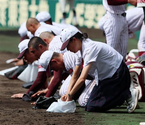 【甲子園】「元気よすぎる女子マネ」鳥栖工・緒方美月マネ涙隠して土集め「めずらしい」 高校野球夏の甲子園 日刊スポーツ