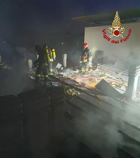 Prende Fuoco Il Tetto Di Un Condominio Notte Di Paura