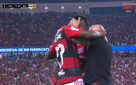 Grupo Fechado Bruno Henrique Comemora Com Abraço Em Sampaoli Após