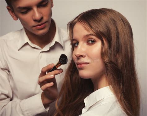 Mujer Hermosa Joven Que Aplica Maquillaje Del Artista De Maquillaje