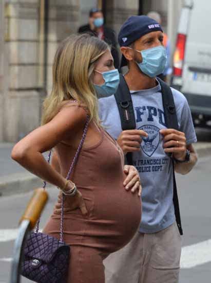 Massimo Ambrosini Con La Moglie Paola Incinta In Montenapoleone Foto