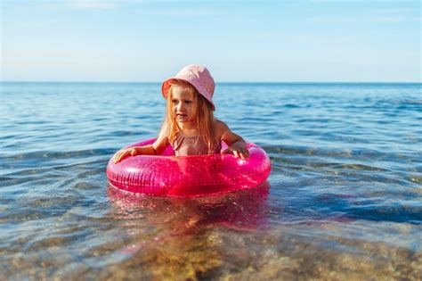 Menina Feliz Tomando Banho No Mar Um C Rculo Rosa Foto Premium