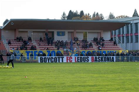 Football Quand Les Supporters Du Fc Sochaux Mettent Le Feu Au Stade Blum