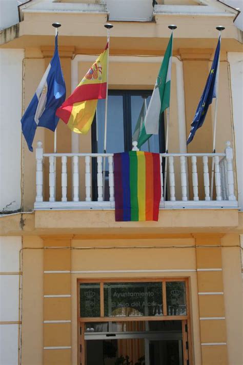 LA BANDERA ARCO IRIS ONDEA EN EL AYUNTAMIENTO