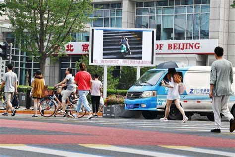 開車撞了闖紅燈的路人究竟要不要負責？交警：再強調最後一遍！ 每日頭條