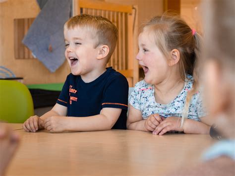 Zo Stimuleer Je De Sociale Ontwikkeling Van Jouw Kind Doomijn