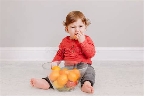 Joyeux Sourire Mignon Caucasien Bébé Garçon Célébrant Premier