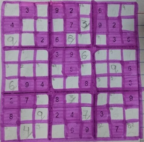 resuelve el siguiente sudoku colocando los números del 1 al 9 sin