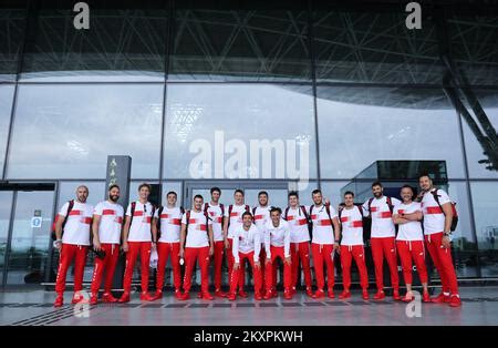 Equipo Croata De Waterpolo Pose Para La Foto En El Aeropuerto Franjo