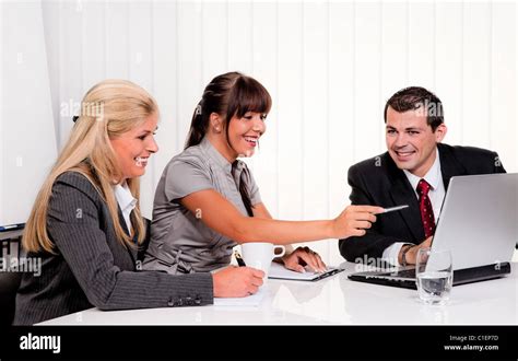 Erfolgreiche junge Team bei einem Treffen im Büro Stockfotografie Alamy