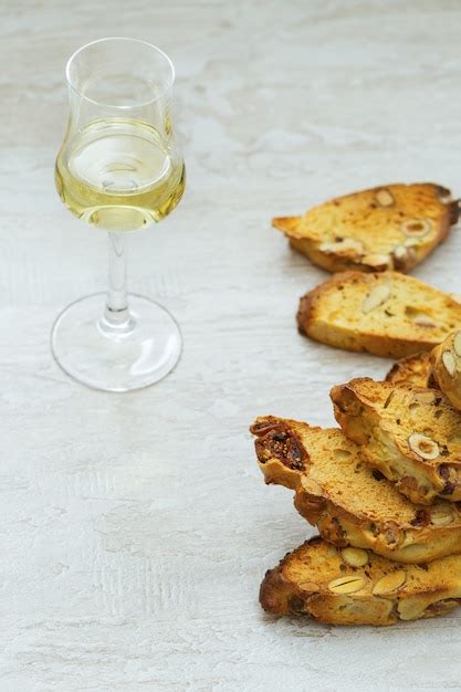 Galletas De Biscotti Con El Vino Dulce Vin Santo En El Fondo De Madera