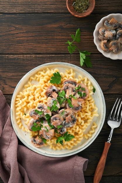 Macarr O Fusilli Queijo De Cogumelos E Molho Cremoso De Alho No