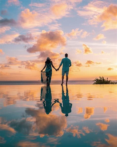 Pareja Viendo La Puesta De Sol En La Piscina Infinity Pareja De Santa