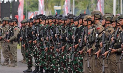 Prajurit Kopassus Dapat Pin Emas Dari Kapolri Indonesiadefense