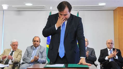 Maia chora ao homologar acordo de recuperação fiscal do Rio ISTOÉ