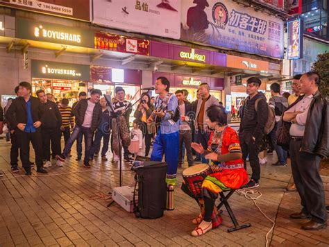 Artistas Callejeros Desconocidos Cantando En La Calle Huangxing