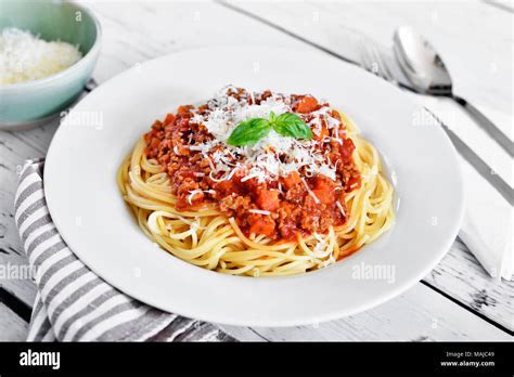 Leckere Pasta essen Spaghetti Bolognese auf einem weißen Teller