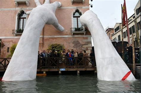 Lorenzo Quinn Support Installazione A Venezia