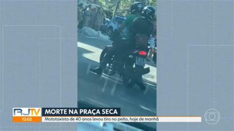 Mototaxista é morto tiro no peito na Praça Seca Zona Oeste do Rio