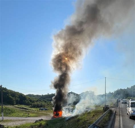 Tuzla Po Ar Na Mini Busu Koji Je Prevozio Putnike Iz Srebrenice Rtv Slon