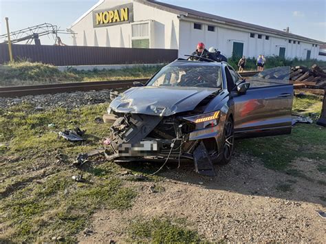 Incident pe calea ferată O maşină a fost lovită de un tren de călători