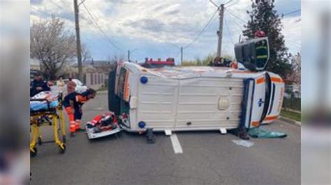 O ambulanţă care transporta un copil la spital s a răsturnat în urma