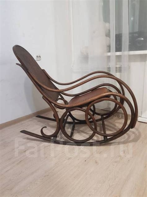 Старинное кресло-качалка, б/у, в наличии. Цена: 10 000₽ во Владивостоке