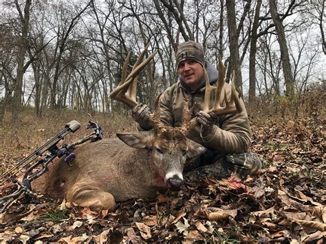 Iowa Whitetail Deer Hunting Guide Outfitter Booking Agent